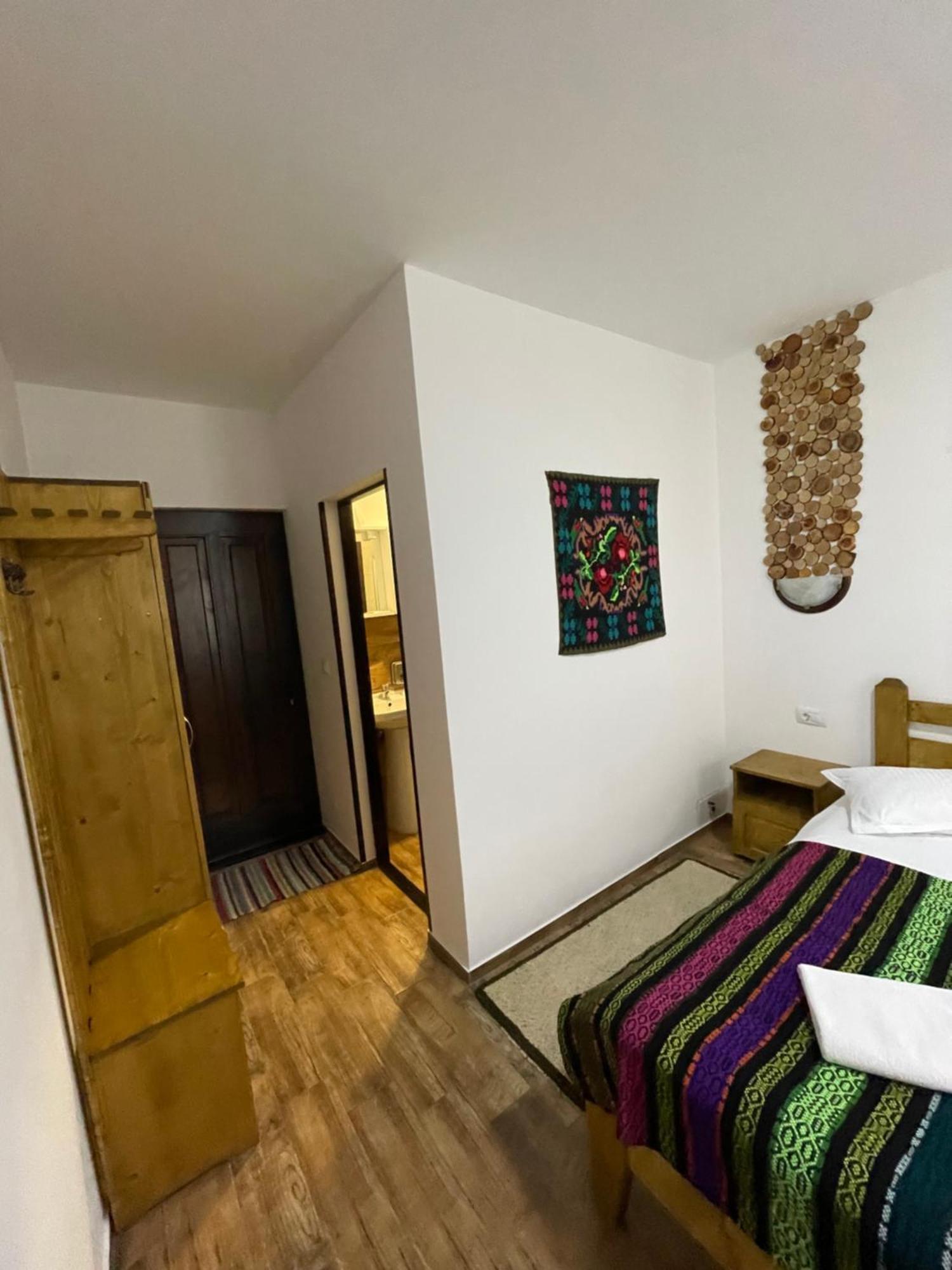 Casa Bicăjeanului - * Lacul Roşu